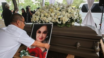 FOTO: Pemakaman Istri ke-7 Presiden Soekarno, Yurike Marianne Sanger