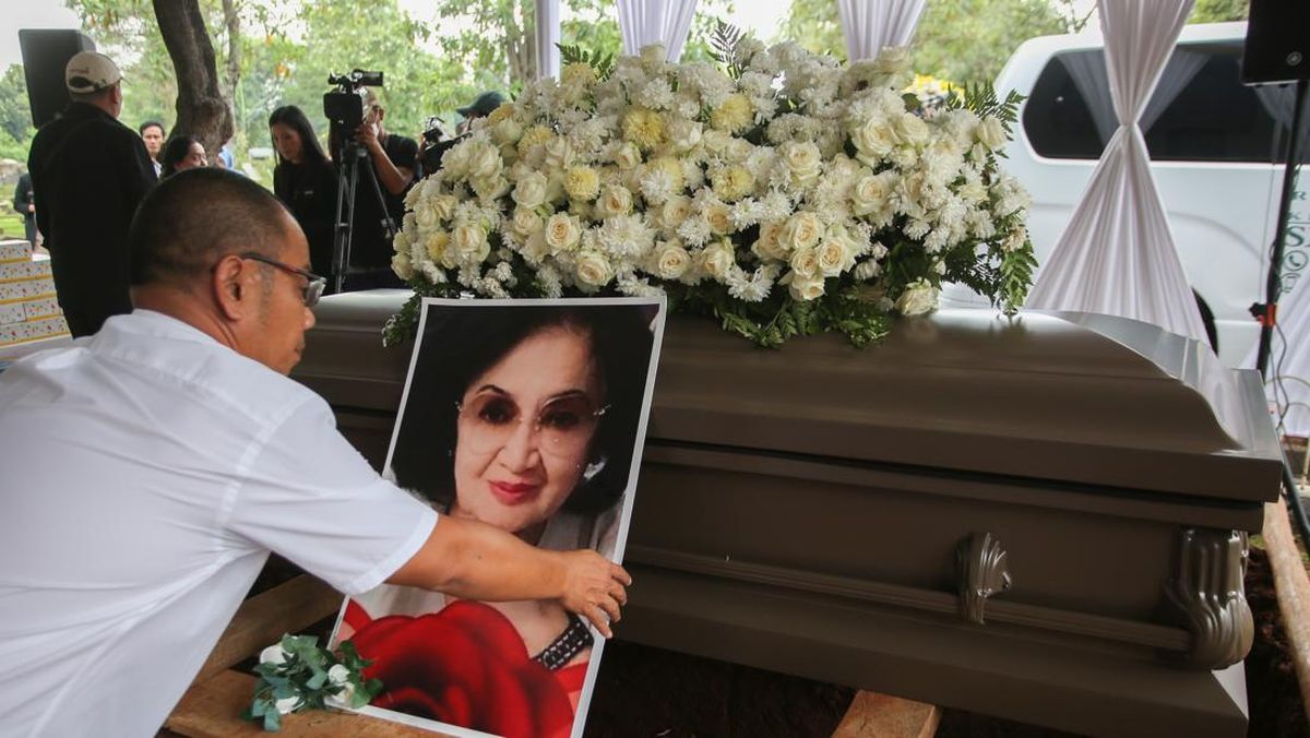 FOTO: Pemakaman Istri ke-7 Presiden Soekarno, Yurike Marianne Sanger