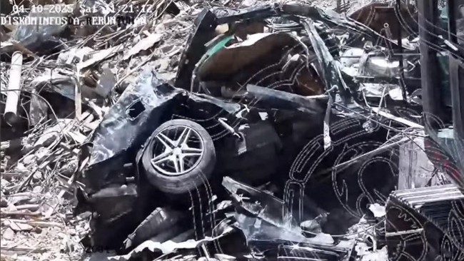 Pemilik mobil sedan mewah Mercedez-Benz atau Mercy yang ditemukan ringsek di reruntuhan gedung ambruk Ponpes Al Khoziny, Buduran, Sidoarjo, masih misterius.