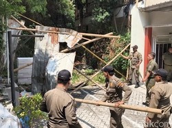 Satpol PP Semarang Bongkar Paksa Pagar Seng Blokir Jalan Kampung di Tembalang