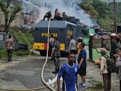 Polri Kerahkan Water Canon Bantu Padamkan Kebakaran di Kodam Lama Jayapura