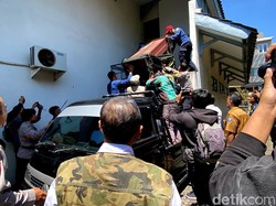Momen Menegangkan Evakuasi Macan Tutul Masuk Hotel di Bandung