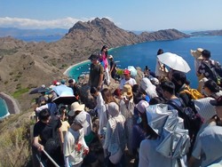 Turis Padati Pulau Padar TN Komodo, Jalur Treking Macet