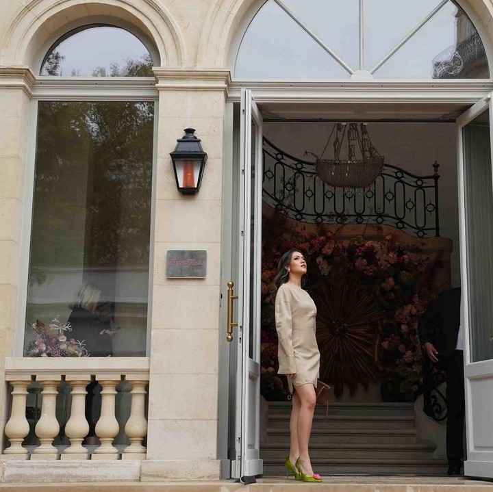 <p>Hal tersebut diketahui langsung melalui beberapa foto terbaru yang diunggah Raisa di akun Instagram pribadinya. Ia diketahui hadir untuk brand <em>fashion </em>Roger Vivier. &ldquo;Hari ini di Paris, aku memasuki dunia impian <em>@rogervivier</em>. Sepatu, tas, kilauan, serta sejarah dan kerajinan tangan. Benar-benar bahasa cintaku,&rdquo; tulis Raisa, dikutip dari laman Instagram <em>@raisa6690,</em> Senin (6/10/2025).&nbsp;(Foto: Instagram@raisa6690)</p>
