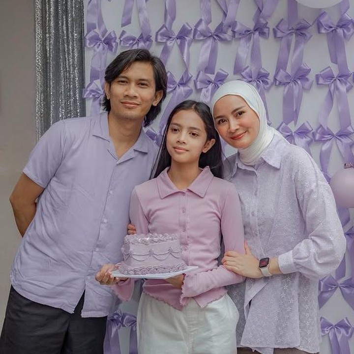 <p>Sang Bunda, Dhatu, juga terlihat menuliskan ucapan manis untuk sang putri, Lenonina. &ldquo;<em>Happy 12th birthday to our girl, all the purple hearts for you Lenonina</em>,&rdquo; tulis Dhatu melalui Instagramnya. Selain itu, nampaknya banyak yang salah fokus dengan penampilan Lenon terbaru. Beranjak jika gadis ABG, ia tumbuh tinggi seperti sang ayah. Bahkan paras ayunya mulai curi perhatian.&nbsp;"Yampun<em> dah abege happy birthday</em> non," tulis akun @abidah***. "<em>Happy bday</em> Lenon makin pinter sigma nice humble cantik" tulis akun @anke_***.(Foto: Instagram @dhaturembulan)</p>