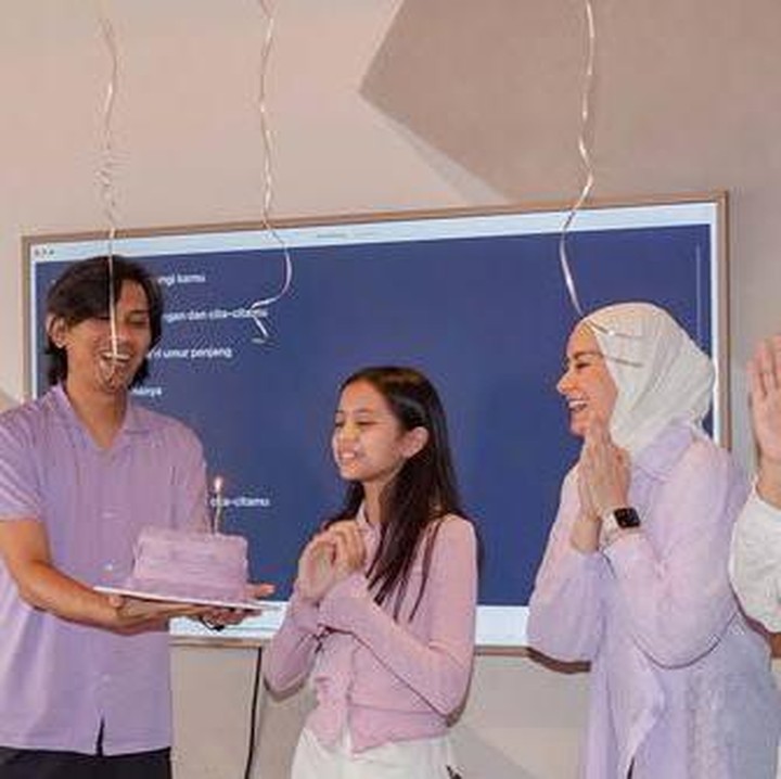 <p>Vokalis band The Changcuters, Mohammad Tria Ramadhani atau akrab disapa Tria, menikah dengan Dhatu Rembulan pada tahun 2012. Dari pernikahan keduanya, mereka dikaruniai dua putri yang cantik. Belum lama ini, putri sulung mereka, Lenonina Maryam Daria, baru saja merayakan ulang tahunnya yang ke-12, Bunda. (Foto: Instagram @dhaturembulan)</p>