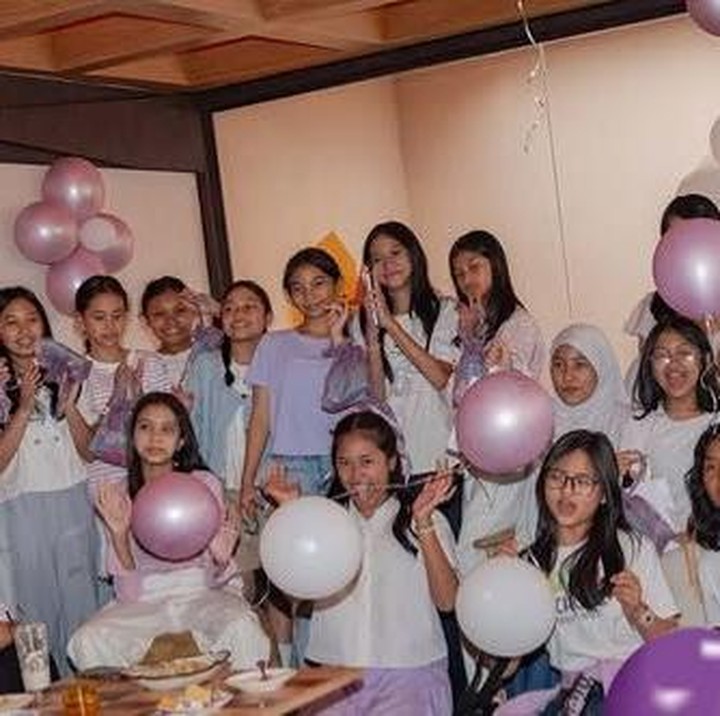 <p>Dalam perayaannya kali ini, terlihat tema berwarna ungu mendominasi dekorasi acara. Mulai dari balon hingga kue, semuanya tampak bernuansa ungu. Sepertinya warna ini memang jadi favorit Lenonina ya, Bunda. (Foto: Instagram @dhaturembulan)</p>