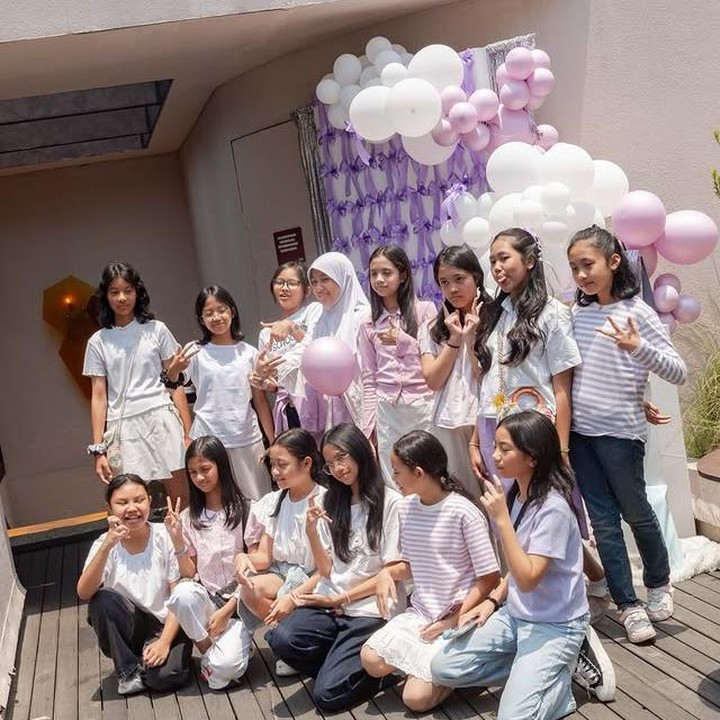 <p>Momen ulang tahunnya pun terasa makin meriah karena bukan hanya keluarga saja yang hadir, Bunda. Teman-teman terdekat dari Lenonina juga ikut datang untuk merayakan hari ulang tahun putri pertama Tria The Changcuters itu. (Foto: Instagram @dhaturembulan)</p>