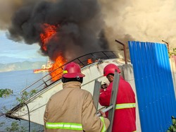 Kapal-Truk Kontainer Terbakar di Dekat Pelabuhan Palu, Diduga karena Rokok