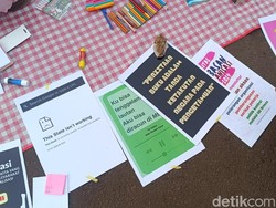Massa Demo di DPR, Ada Poster Protes, Kolam Pancing hingga Pasang Kutek