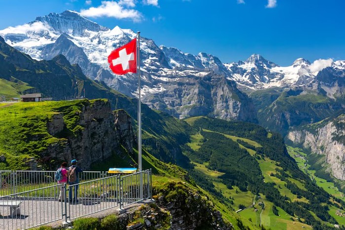 Swiss adalah negara eropa paling aman dengan kota Zurich dan Lucerne. Negara ini aman untuk wisatawan asing, keluarga, dan juga pensiunan.