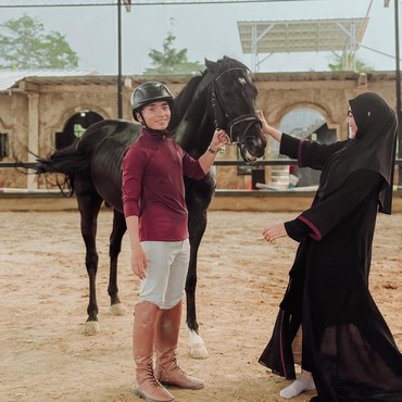 Rumah Tangga Adem Ayem, 7 Potret Taqy Malik & Istri Asyik Berkuda Jadi Sorotan