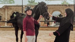 Rumah Tangga Adem Ayem, 7 Potret Taqy Malik & Istri Asyik Berkuda Jadi Sorotan