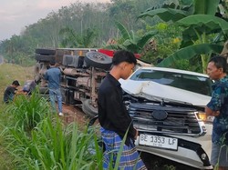Truk Hantam 2 Innova di Lampung, 2 Orang Tewas