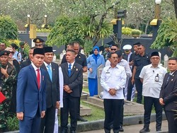 Gibran Hadiri Pemakaman Istri Wapres Ke-4 Umar Wirahadikusumah di TMP Kalibata