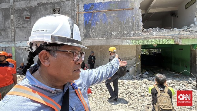 Ahli struktur bangunan dari ITS mengatakan kondisi gedung lama Ponpes Al Khoziny di Sidoarjo dipastikan aman setelah kolom beton gedung baru dibongkar.