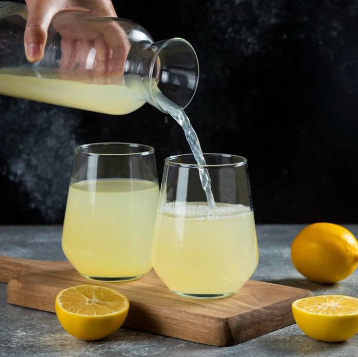 Air perasan lemon dapat mengusir semut karena aroma asamnya mengganggu penciuman semut. Selain itu, kandungan asam sitrat pada lemon membuat permukaan menjadi tidak disukai semut sehingga mereka enggan mendekat.