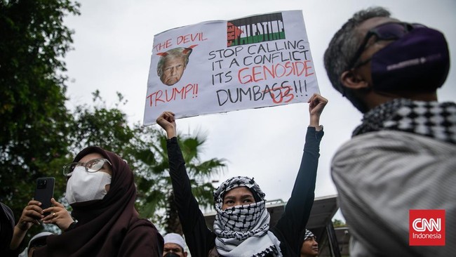 Massa unjuk rasa di depan Kedubes AS menyerukan kemerdekaan Palestina dan menentang genosida Israel. Jalan Medan Merdeka ditutup.