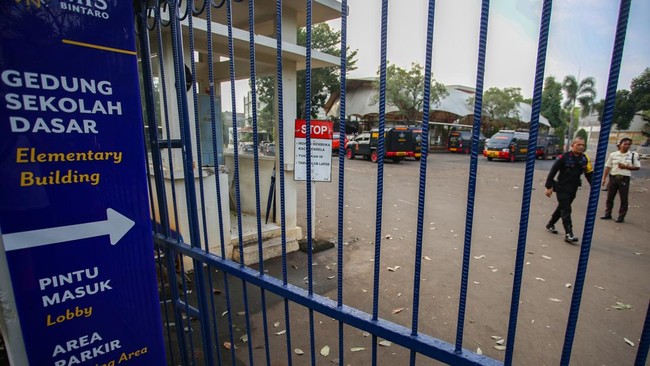 Polisi menyelidiki ancaman teror bom ke Sekolah Mentari dan Jakarta Nanyang di Tangerang Selatan. Tidak ditemukan bahan peledak di lokasi.