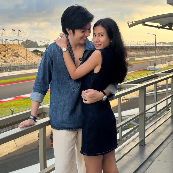 <p>Kekompakan Shenina dan Angga saat menonton balapan MotoGP ini banyak menuai pujian dari netizen. Beberapa di antaranya menganggap keduanya sebagai <em>couple</em> <em>goals</em> yang selalu kompak. "pasangan macam apa enih? terlalu sempurna," tulis akun @cc**. "Indahnya liat mereka berdua," ujar @re***. "<em>The real couple goals</em>," ungkap akun @an***. (Foto: Instagram @angga/ @sheninacinnamon)</p>