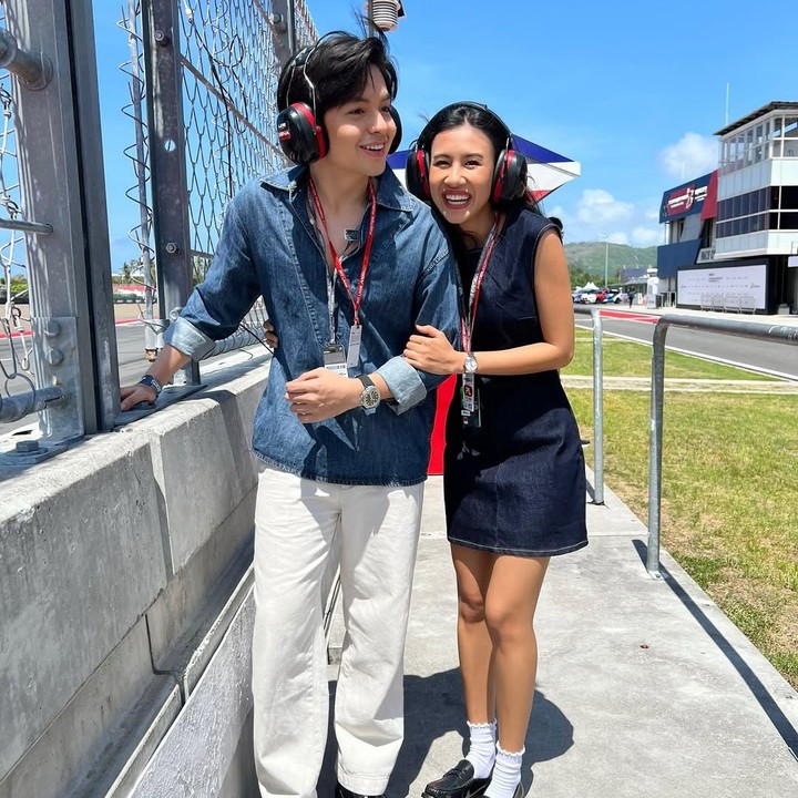<p>Angga dan Shenina tampaknya mendapat kesempatan untuk menonton MotoGP lebih dari sehari di Mandalika. Di hari berikutnya, pasangan ini terlihat kompak mengenakan baju bernuansa jeans biru gelap. Setelah sebelumnya Angga memegang bendera, kali ini ia dan sang istri diberikan akses untuk menonton balapan dari pinggir sirkuit langsung. (Foto: Instagram @angga/ @sheninacinnamon)</p>