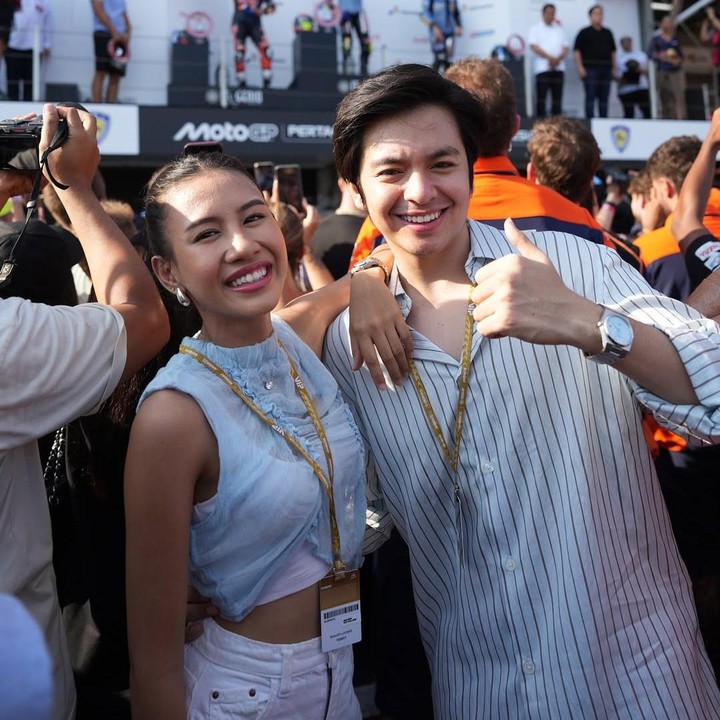 <p>Shenina juga tak kalah modis saat menonton MotoGP di Mandalika. Perempuan 26 tahun ini tampak mengenakan pakaian yang berwarna senada dengan suaminya. Saat menemani Angga di sirkuit, Shenina tampil cantik memakai <em>crop top</em> biru muda yang dipadukan dengan celana putih. (Foto: Instagram @angga/ @sheninacinnamon)</p>