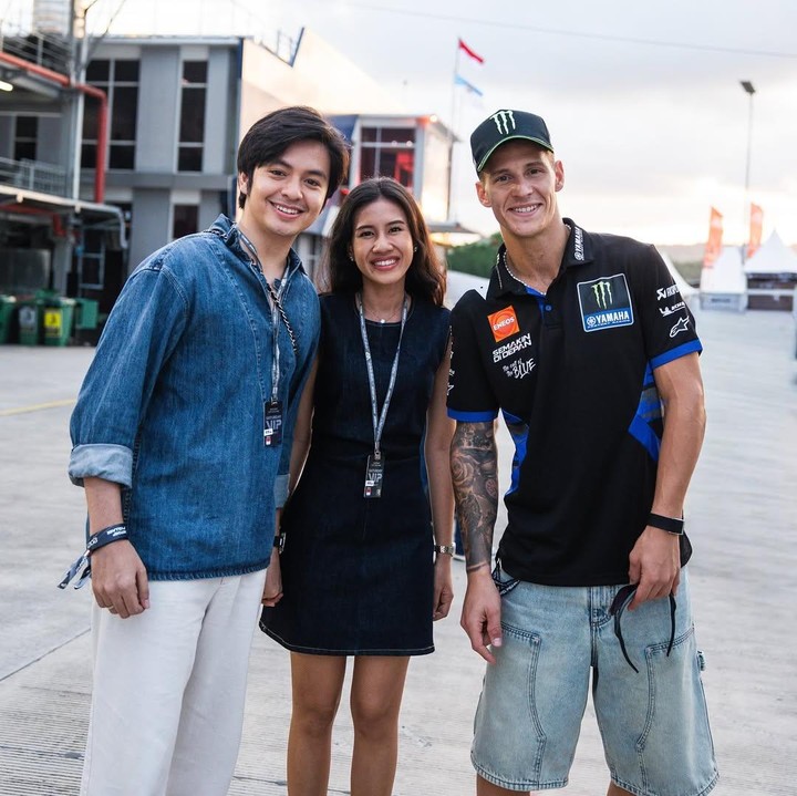 <p>Selain Angga, Shenina juga memiliki tugas spesial selama gelaran MotoGP di Mandalika. Perempuan kelahiran Jakarta ini dipercaya untuk memberikan medali pada pembalap yang naik podium. Setelah itu, Shenina dan Angga tak lupa untuk menyempatkan diri untuk berfoto bersama beberapa para pembalap yang hadir di sana. (Foto: Instagram @angga/ @sheninacinnamon)</p>