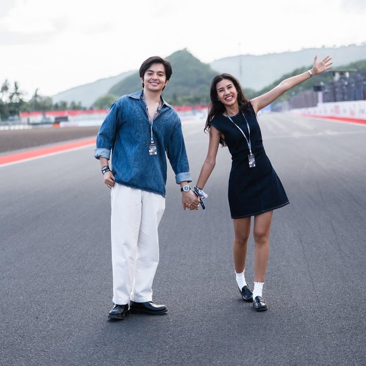 <p>Pasangan Angga Yunanda dan Shenina Cinnamon terlihat hadir di ajang MotoGP yang dilangsungkan di Sirkuit Internasional Mandalika di Nusa Tenggara Barat, belum lama ini. Tak hanya menonton, keduanya juga mendapat kesempatan untuk melakukan tugas penting, Bunda. (Foto: Instagram @angga/ @sheninacinnamon)</p>