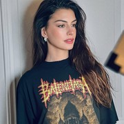 Get The Look: Inspirasi OOTD Santai Pakai Graphic Tee dari Anne Hathaway