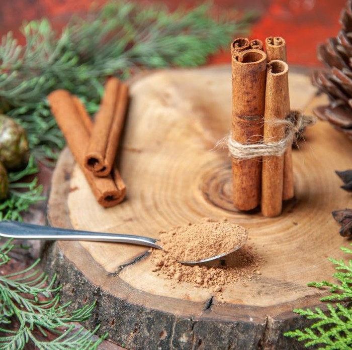 Bubuk kayu manis dikenal ampuh mengusir semut karena aromanya yang kuat membuat serangga kecil ini enggan mendekat. Cukup taburkan bubuk kayu manis di area yang sering dilewati semut, dan mereka akan menjauh secara alami tanpa bahan kimia.