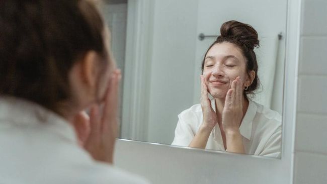 Sebaiknya kamu menghindari kesalahan perawatan kulit berikut ini demi kulit tetap sehat dan glowing.