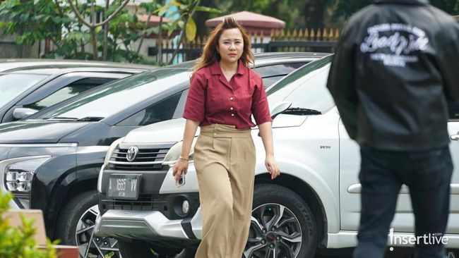 7 Gaya Chikita Meidy Santai dengan Roll Rambut Hadiri Sidang Cerai dengan Indra Adhitya