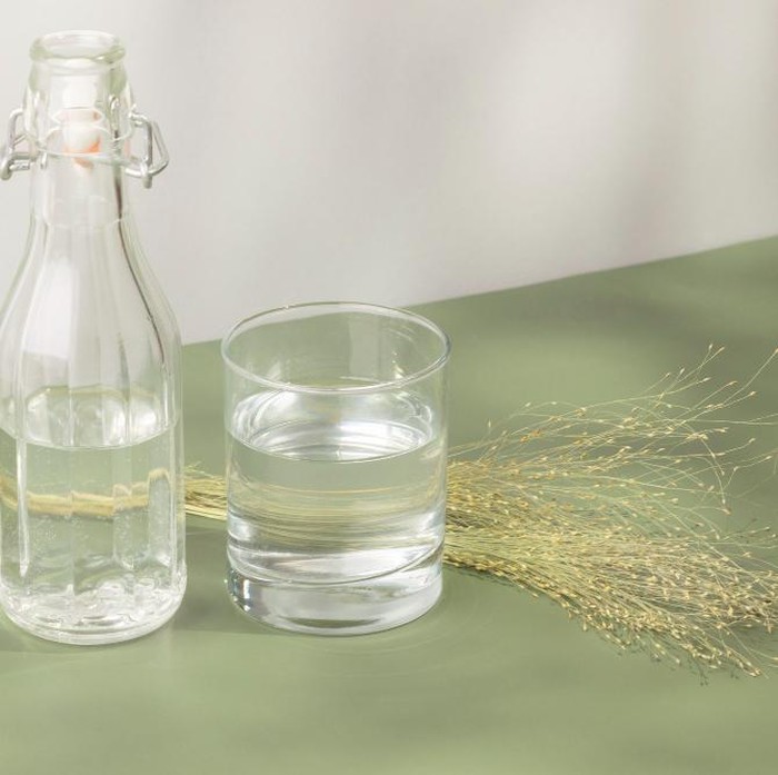 Cuka putih dikenal efektif mengusir semut karena aroma asamnya yang kuat mengacaukan jejak feromon yang digunakan semut untuk berkomunikasi. Dengan menyemprotkan larutan cuka putih di area yang sering dilalui semut, koloni semut akan enggan kembali ke tempat tersebut.