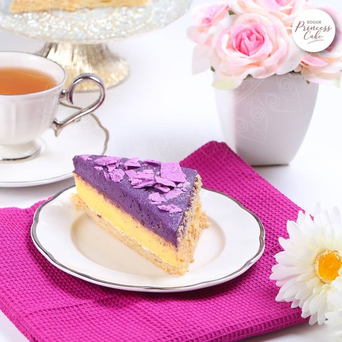 Banyak artis Indonesia yang telah sukses di dunia hiburan turut mencoba peruntungan dengan bisnis kuliner. Namun, beberapa bisnis kuliner artis tutup. Ini daftarnya.