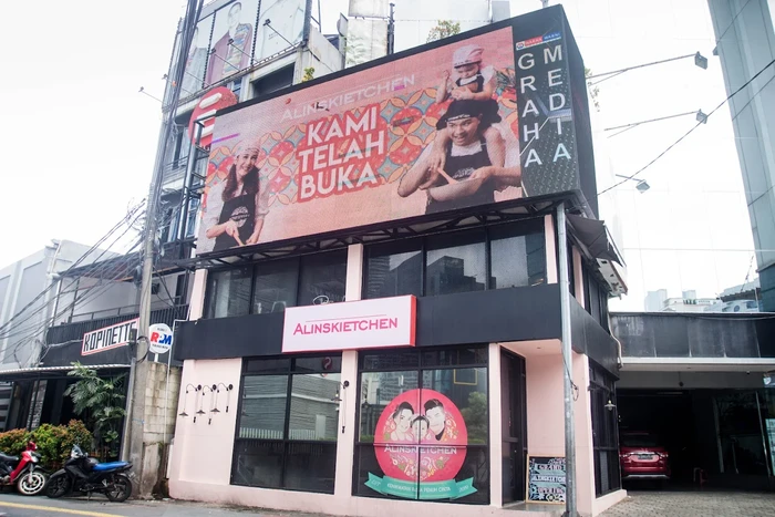 Banyak artis Indonesia yang telah sukses di dunia hiburan turut mencoba peruntungan dengan bisnis kuliner. Namun, beberapa bisnis kuliner artis tutup. Ini daftarnya.