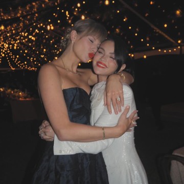 Bestie Goal! Taylor Swift Tampil Menawan dalam Dua Gaun Impian di Pernikahan Selena Gomez