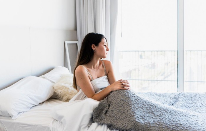 Duduk tenang setelah bangun tidur jadi cara paling sederhana. Tanpa ponsel dan biarkan diri dalam keheningan/Foto: freepik.com/freepik