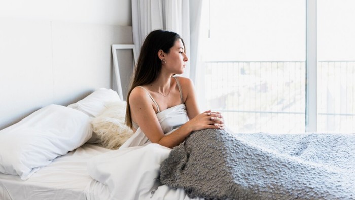 Duduk tenang setelah bangun tidur jadi cara paling sederhana. Tanpa ponsel dan biarkan diri dalam keheningan/Foto: freepik.com/freepik