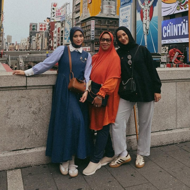 <p>Liburan ini tampaknya begitu berkesan bagi Erica karena ia tak hanya menghabiskan waktu dengan suami dan anaknya saja. Erica juga banya meluangkan waktu bersama sang Bunda. Kehamilan kedua ini tampaknya berjalan lancar karena ia mendapatkan dukungan penuh dari keluarga besar. (Foto: Instagram @ericaputrii</p>