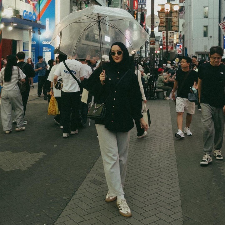 <p>Erica pertama kali mengumumkan kehamilan keduanya pada awal September. Erica mengunggah video saat memberikan kejutan kabar kehamilan ini ke sang suami Derly De Kezier dan anak pertamanya, Zeev Andrea de Keizer. "Keluarga kecil kami akan bertambah. Kami akan dikaruniai insyallah anak nomor 2 &amp; merasa bersyukur. Tidak sabar untuk bertemu kamu di bulan Maret! InsyaAllah," tulisnya di Instagram. (Foto: Instagram @ericaputrii)</p>