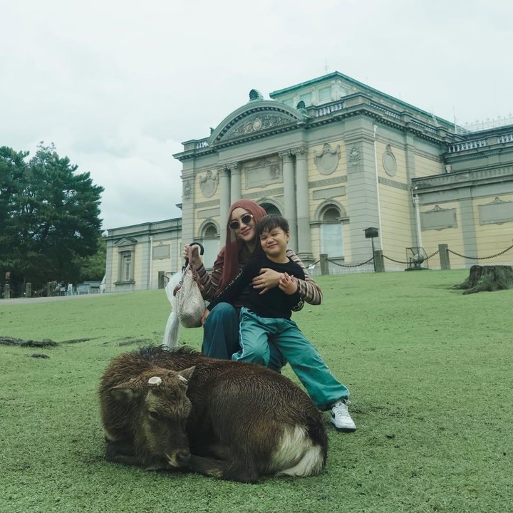 <p>Selain di Osaka, Erica bersama suami dan anak pertamanya juga terlihat <em>quality time</em> di Nara Park di Jepang. Dalam satu potret, Erica membagikan fotonya bersama sang putra yang tengah rerumputan hijau. Anak Erica juga sempat berinteraksi dengan hewan di sana, seperti rusa. "Baru tau kalo rusa di sini makan nya Biskuit bukan wortel, <em>culture shock</em> makanan rusa," ungkap Erica. (Foto: Instagram @ericaputrii)</p>