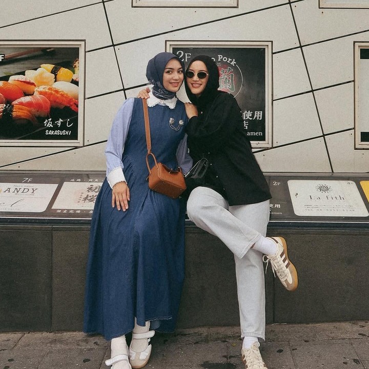 <p>Artis Erica Putri tengah menjalani kehamilan kedua, Bunda. Di usia kehamilan yang baru memasuki trimester kedua, Erica memutuskan untuk terbang ke Jepang bersama keluarganya. Perempuan 32 tahun ini menghabiskan momen liburannya di Negeri Sakura. (Foto: Instagram @ericaputrii)</p>
