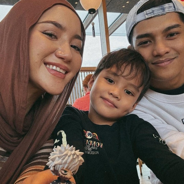 <p>Sejak mengumumkan kabar bahagia ini, Erica sering mem-<em>posting</em> perjalanan kehamilan keduanya. Perempuan 32 tahun ini tampaknya sudah tak sabar menanti kelahiran anak keduanya. "Hadiah terbaik yang aku terima tahun ini adalah hadirnya kehidupan yang tumbuh di dalam diriku," ungkapnya dalam salah satu <em>postingan</em>. Perlu diketahui, Erica Putri resmi menikah dengan Deryl De Kezier pada 1 Juli 2018. Pada Oktober 2020, Erica melahirkan anak pertamanya Zeev Andrea de Keizer. (Foto: Instagram @ericaputrii)</p>