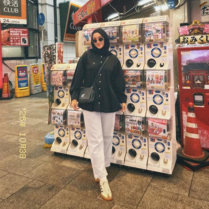 <p>Melalui unggahan di Instagram, Erica membagikan momen saat menghabiskan waktu di jalanan kota Osaka di Jepang. Perempuan bernama lengkap Christina Erica Putri Siregar ini tampil <em>stylish</em> mengenakan celana putih dengan kemeja dan jilbab berwarna hitam. "Day 1, OSAKAAAAA," tulisnya di Instagram. (Foto: Instagram @ericaputrii)</p>
