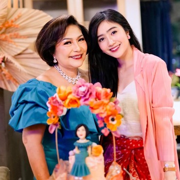 7 Potret Rukun Febby Rastanty & Ibunda yang Beda Agama Saling Toleransi