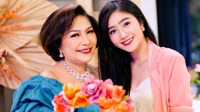 7 Potret Rukun Febby Rastanty dan Ibunda yang Beda Agama Saling Toleransi