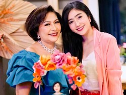 7 Potret Rukun Febby Rastanty & Ibunda yang Beda Agama Saling Toleransi