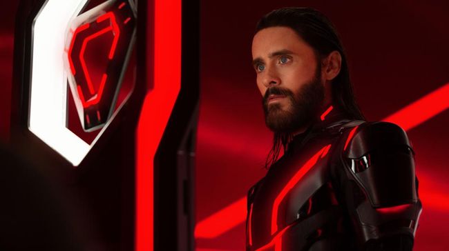 Sinopsis TRON: Ares tentang program AI canggih (Jared Leto) yang dikirim dari dunia digital ke dunia manusia untuk misi berbahaya.