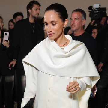 Perdana Tampil di Paris Fashion Week, Gaya Monokrom Jadi Pilihan Meghan Markle
