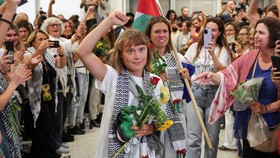 FOTO: Momen Greta Thunberg Cs Tiba di Yunani usai Dideportasi Israel